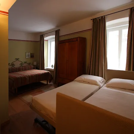 Residenza Le 6 A Πανσιόν 4*